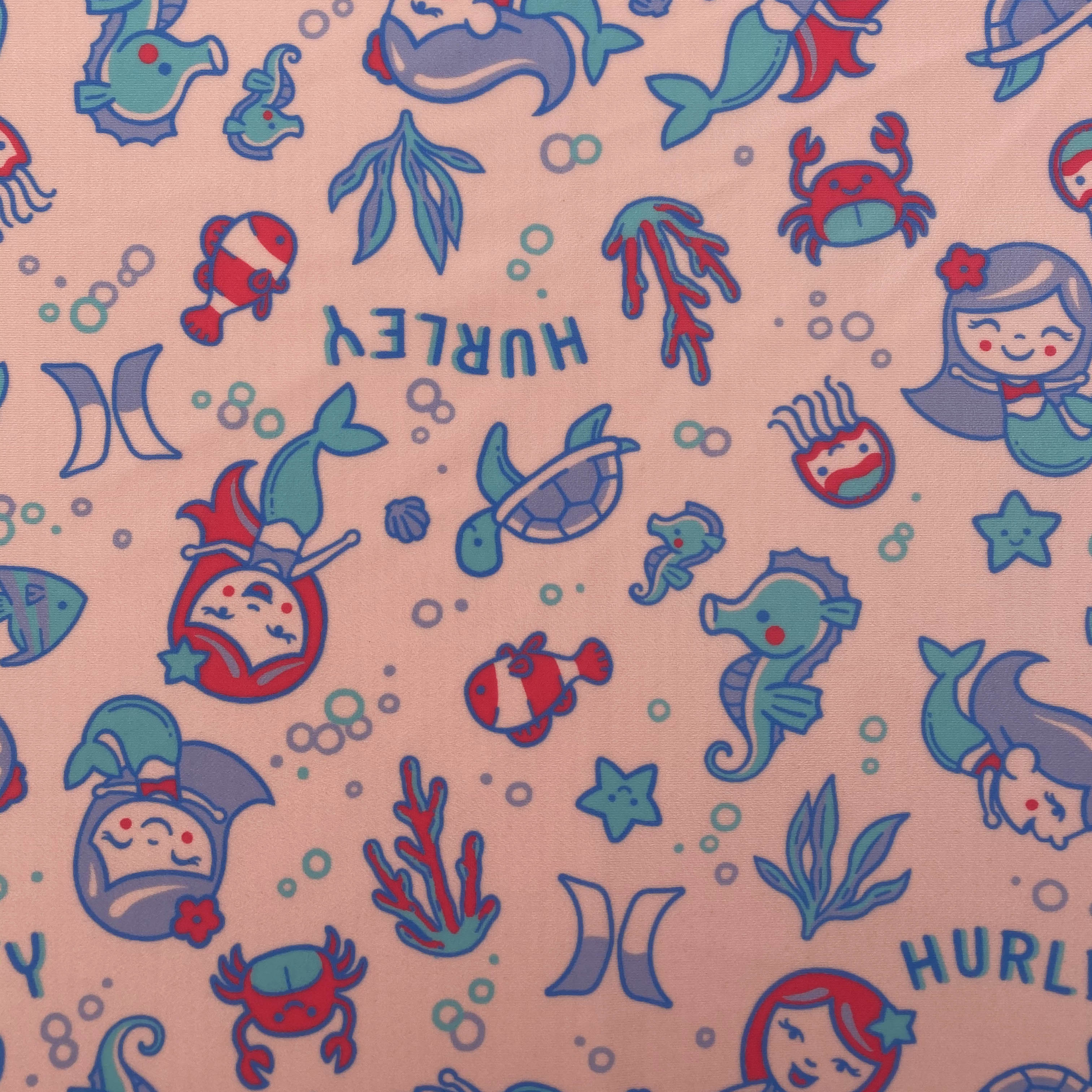 MERMAIDS DAN KEHIDUPAN LAUT DICETAK DALAM KAIN POLYESTER LATAR BELAKANG PINK CAHAYA